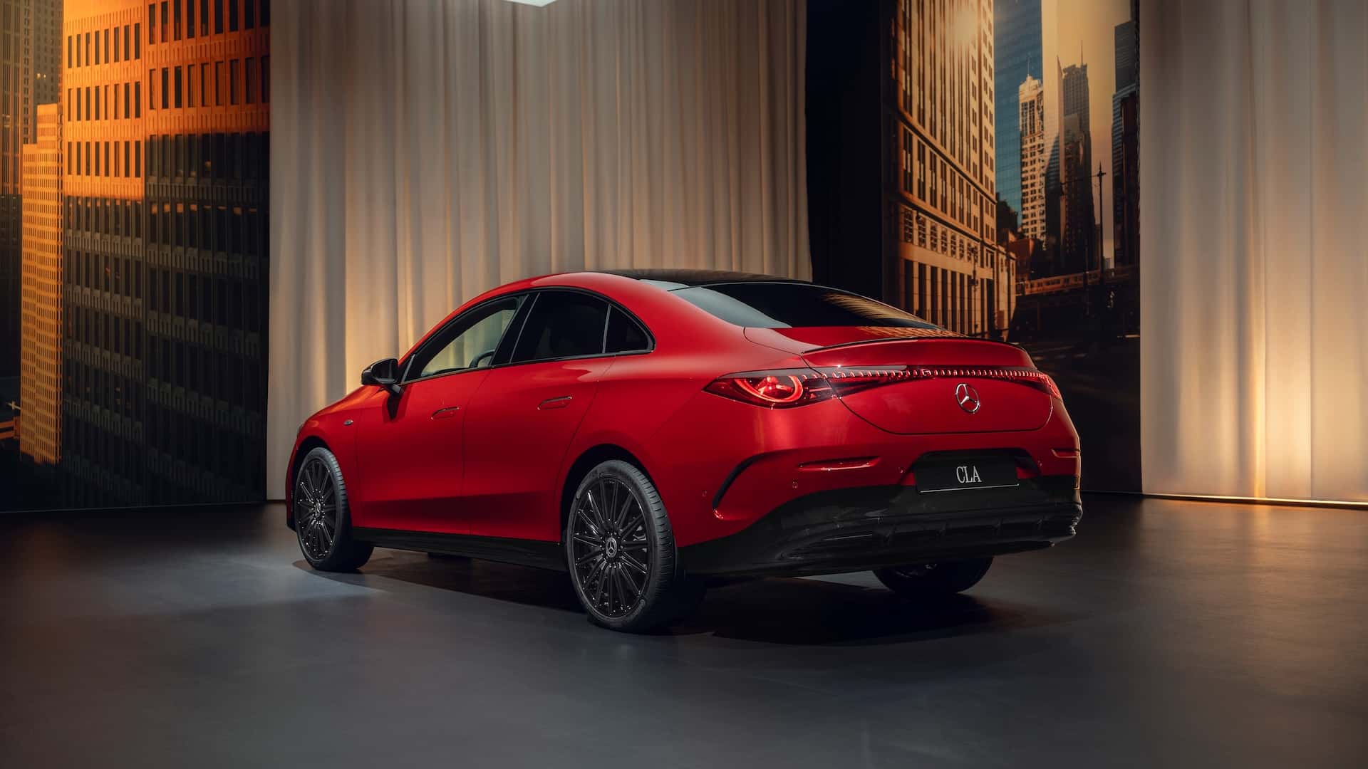 De nieuwe Mercedes-Benz CLA tegen een mooie achtergrond De nieuwe Mercedes-Benz CLA tegen een mooie achtergrond