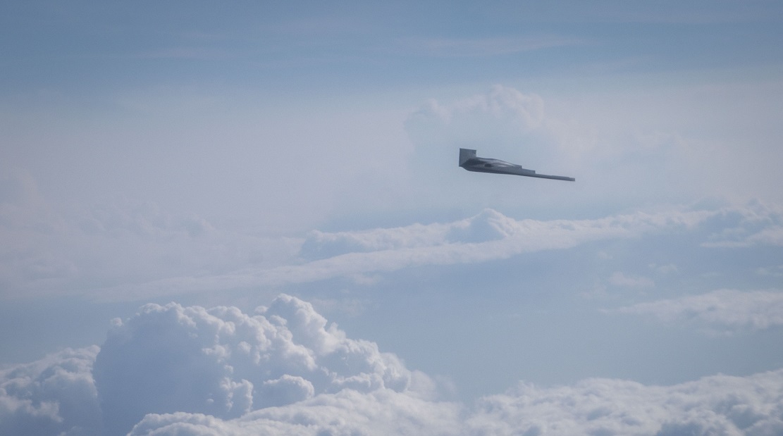 De B-2 Spirit nucleaire bommenwerper vloog tijdens een trainingsmissie kritisch dicht langs de Noordpool op weg van IJsland naar Alaska. De B-2 Spirit nucleaire bommenwerper vloog tijdens een trainingsmissie kritisch dicht langs de Noordpool op weg van IJsland naar Alaska.