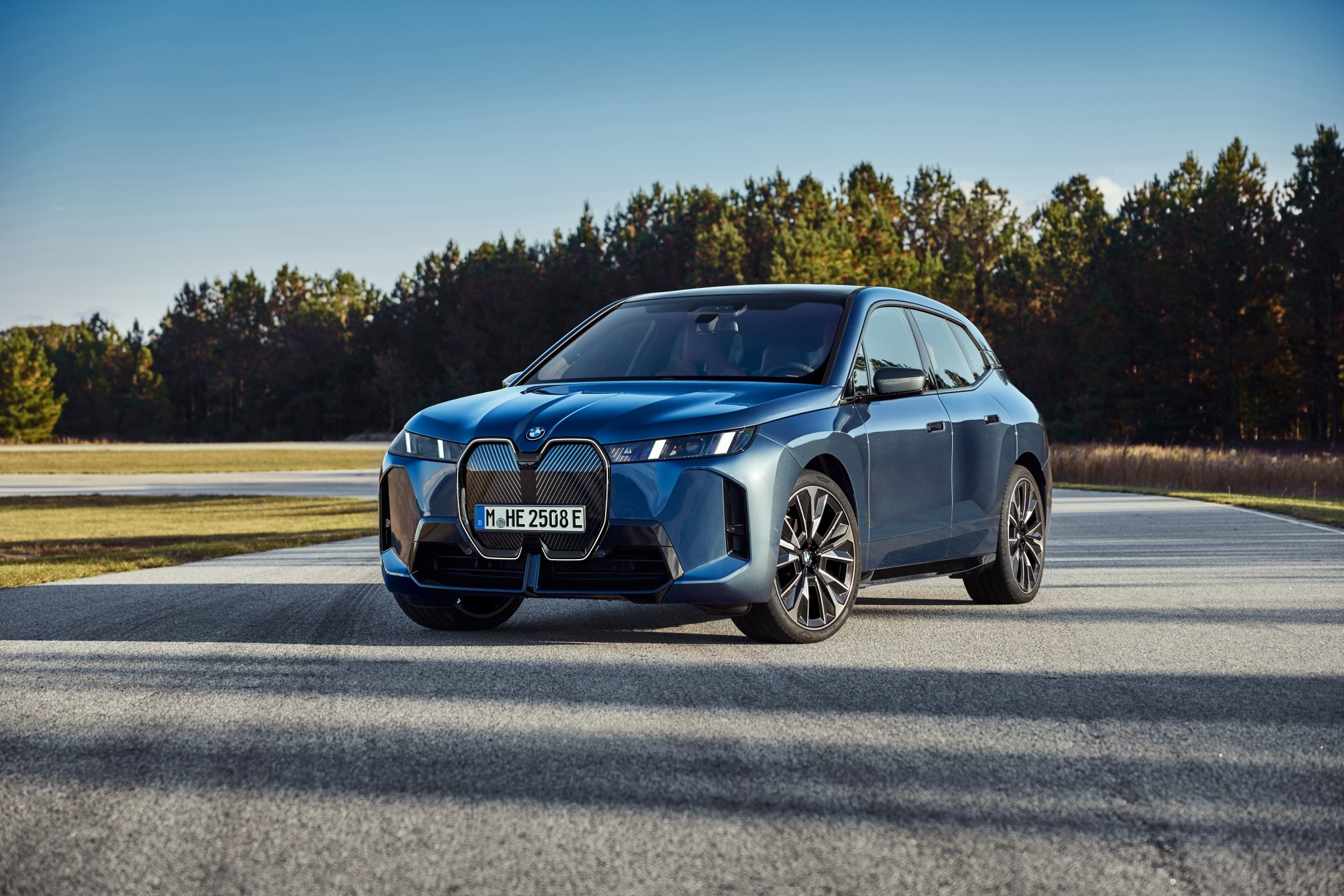 BMW iX met vernieuwd vooraanzicht BMW iX met vernieuwd vooraanzicht