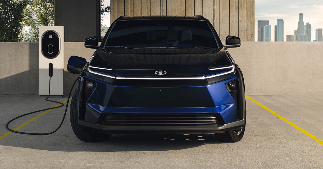 Vooraanzicht van de bijgewerkte Toyota bZ