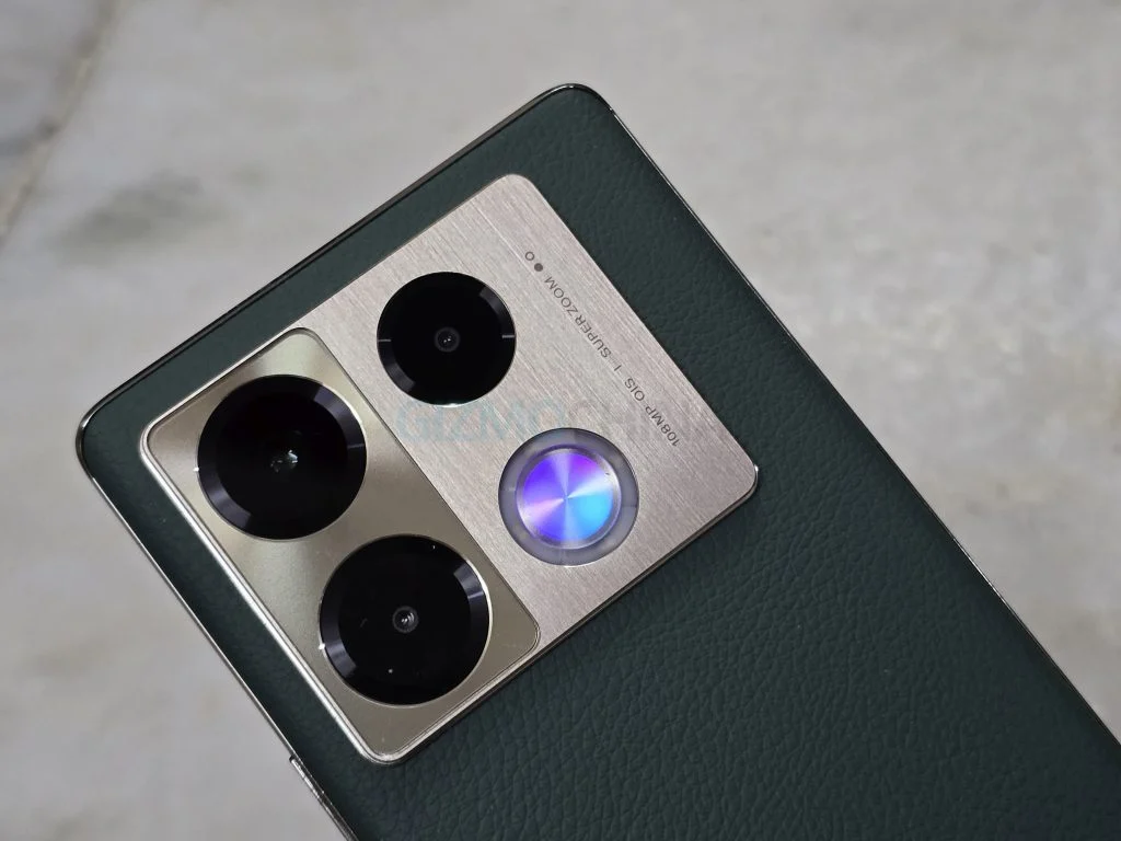 Infinix Note 50 smartphone met ingeschakeld scherm Infinix Note 50 smartphone met ingeschakeld scherm