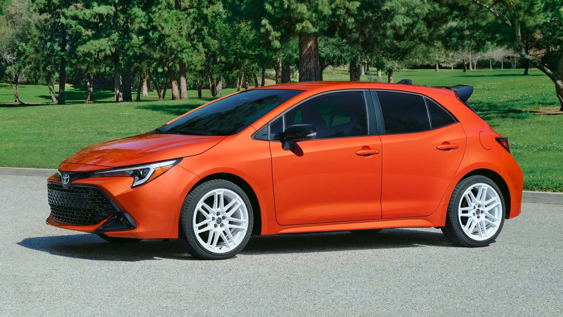 Toyota Corolla Hatchback FX Edition helder oranje kleur Toyota Corolla Hatchback FX Edition helder oranje kleur