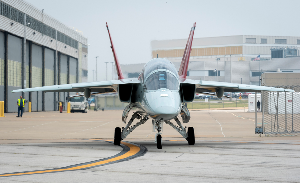 De Amerikaanse luchtmacht heeft vijf jaar na het contract met Boeing haar eerste T-7A Red Hawk vliegtuig ontvangen. De Amerikaanse luchtmacht heeft vijf jaar na het contract met Boeing haar eerste T-7A Red Hawk vliegtuig ontvangen.