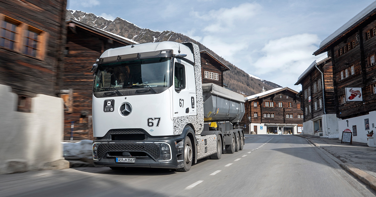 Mercedes-Benz GenH2 vrachtwagen in de Alpen Mercedes-Benz GenH2 vrachtwagen in de Alpen