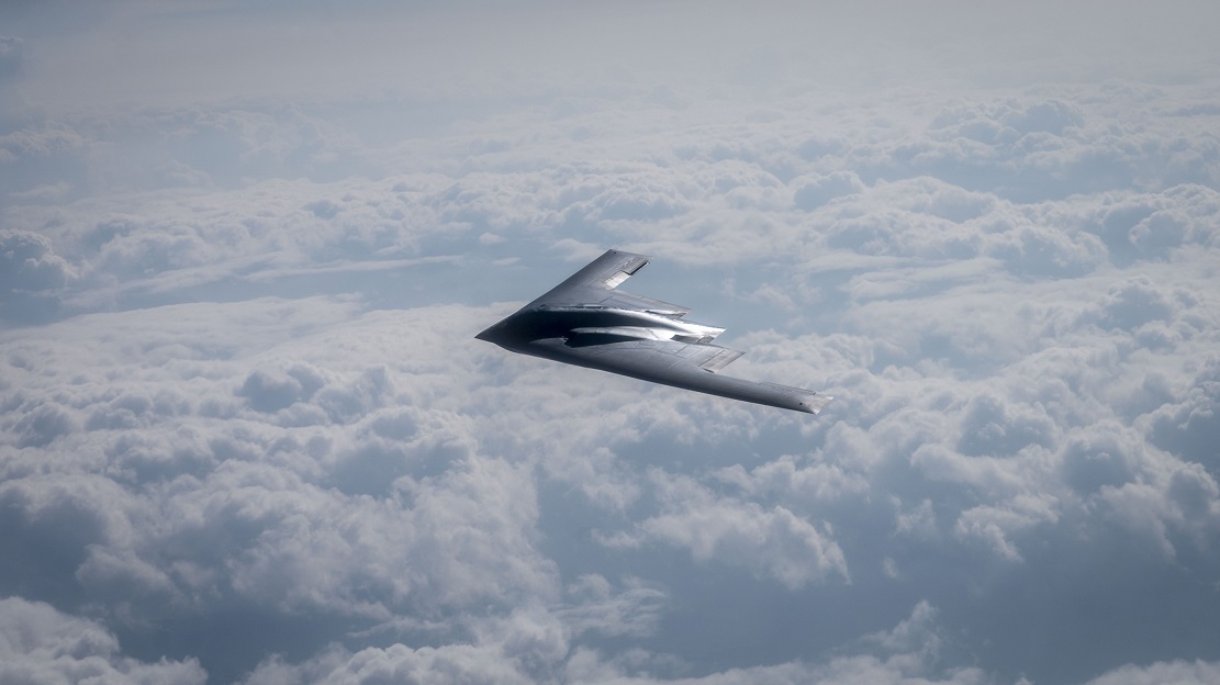 De B-2 Spirit nucleaire bommenwerper vloog tijdens een trainingsmissie kritisch dicht langs de Noordpool op weg van IJsland naar Alaska.-2 De B-2 Spirit nucleaire bommenwerper vloog tijdens een trainingsmissie kritisch dicht langs de Noordpool op weg van IJsland naar Alaska.-2