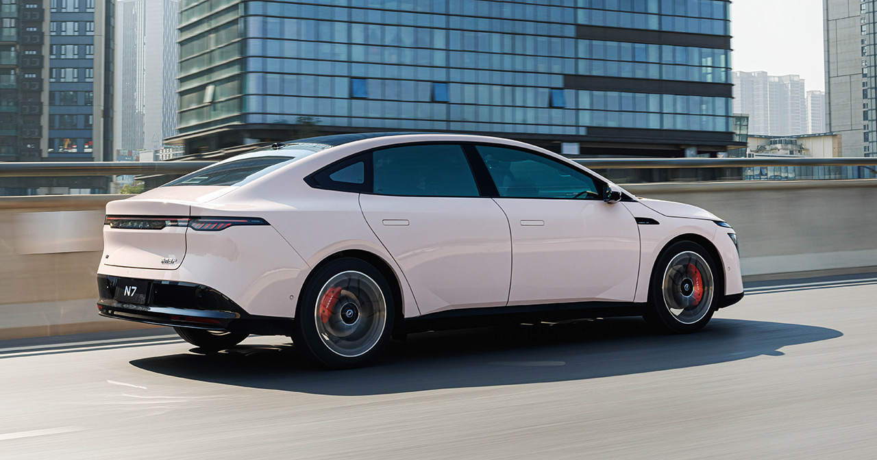 Zijaanzicht van de Nissan N7 elektrische sedan Zijaanzicht van de Nissan N7 elektrische sedan