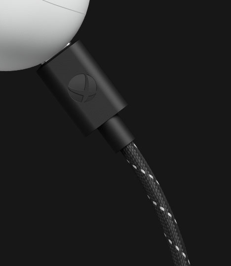 Een speler die een Xbox adaptieve joystick gebruikt Een speler die een Xbox adaptieve joystick gebruikt