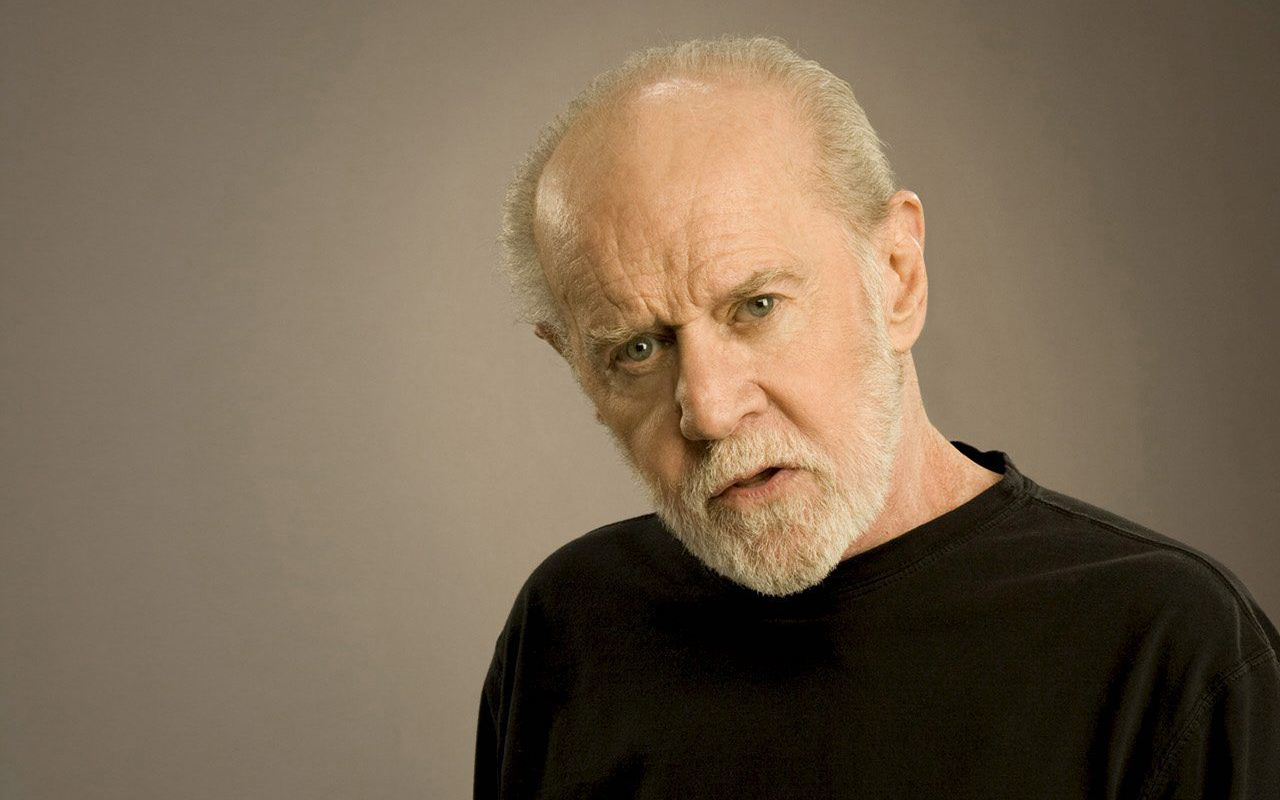 De familieleden van George Carlin klagen de auteurs aan van de stand-up uitvoering van "I'm Glad I'm Dead", die werd gegenereerd door kunstmatige intelligentie De familieleden van George Carlin klagen de auteurs aan van de stand-up uitvoering van "I'm Glad I'm Dead", die werd gegenereerd door kunstmatige intelligentie