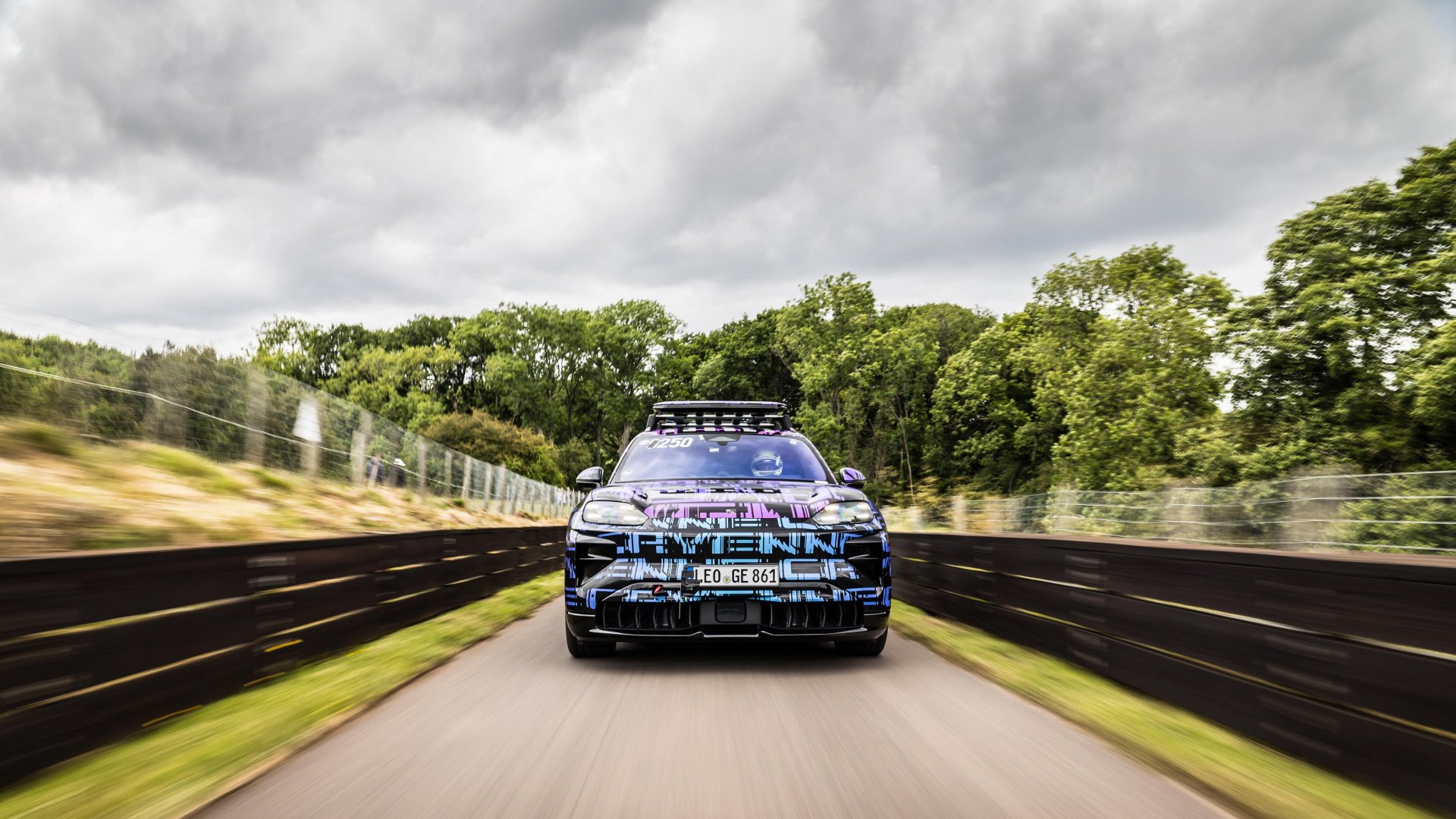 Een elektrische Porsche Cayenne tijdens de race