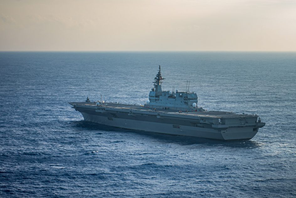 Het Japanse helikoptervliegdekschip JS Izumo zal oefeningen uitvoeren met F-35B Lightning II straaljagers van de vijfde generatie voor de kust van de VS. Het Japanse helikoptervliegdekschip JS Izumo zal oefeningen uitvoeren met F-35B Lightning II straaljagers van de vijfde generatie voor de kust van de VS.