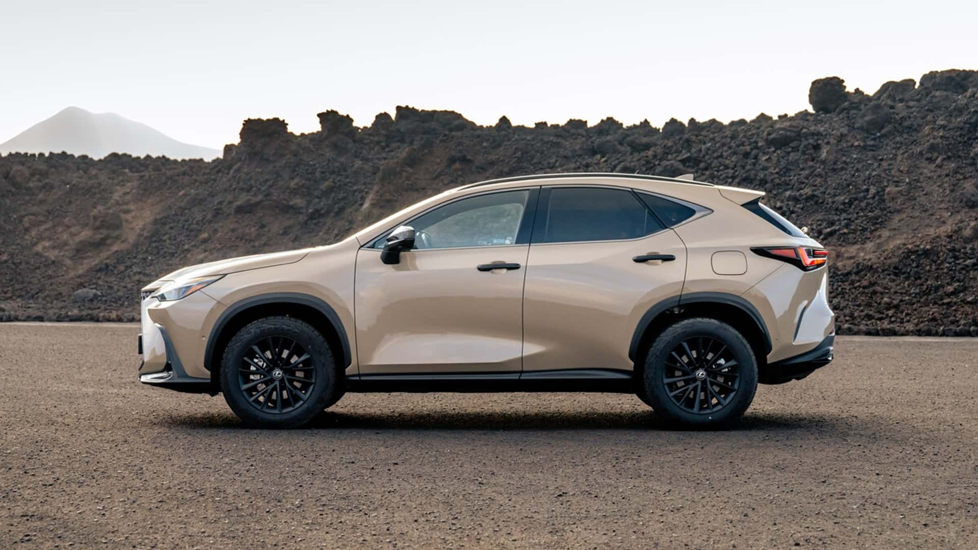 Lexus NX Overtrail onderweg Lexus NX Overtrail onderweg