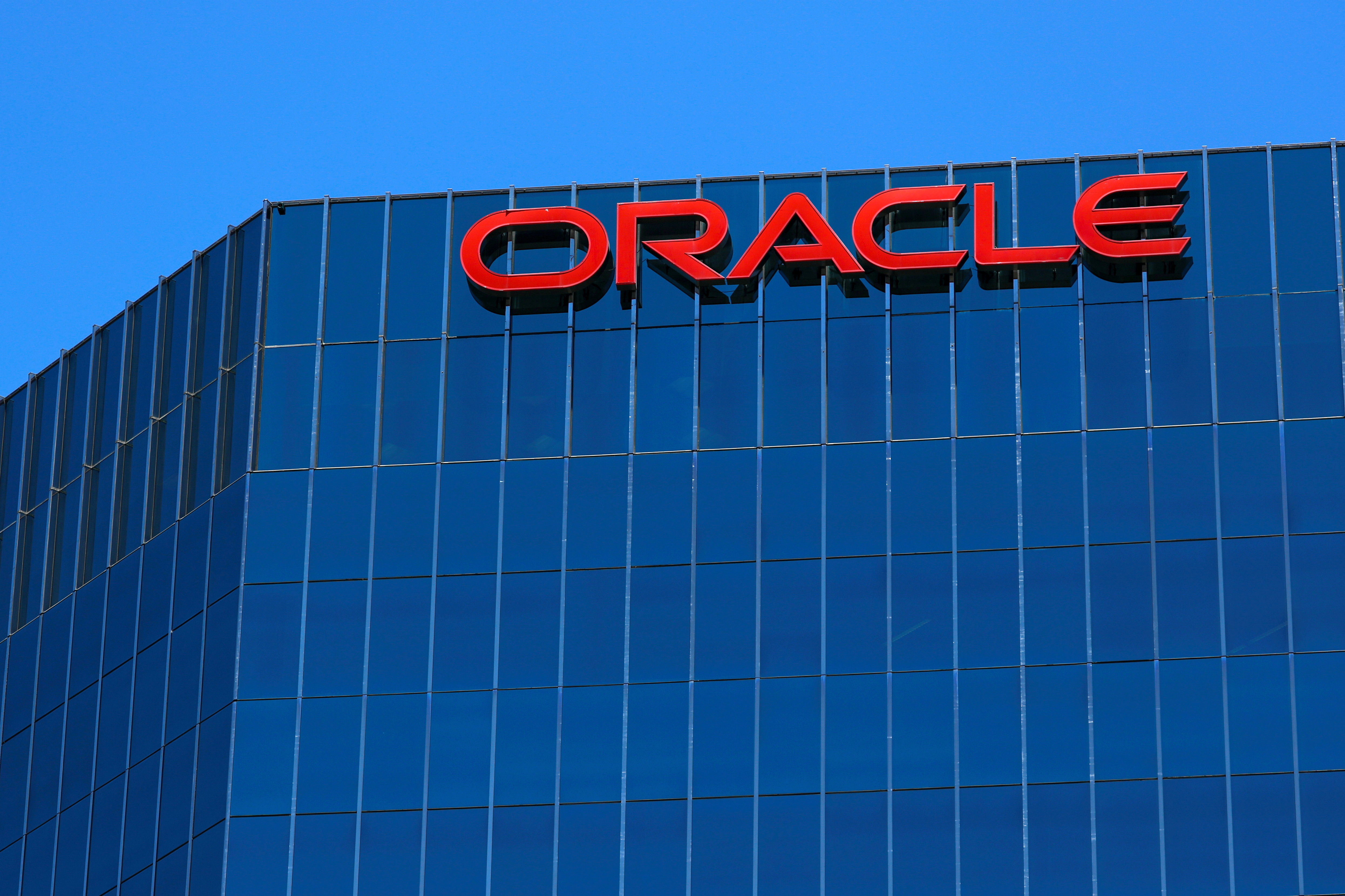 Oracle Corporation Oracle is een Amerikaans bedrijf, een toonaangevende softwareontwikkelaar en leverancier van serverhardware voor organisaties.