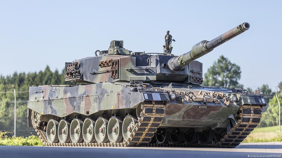 Het Zwitserse parlement heeft toestemming gegeven om wapens en munitie aan Oekraïne te leveren. Bondgenoten kunnen nu meer hulp bieden om de Russische agressie af te slaan. Het Zwitserse parlement heeft toestemming gegeven om wapens en munitie aan Oekraïne te leveren. Bondgenoten kunnen nu meer hulp bieden om de Russische agressie af te slaan.