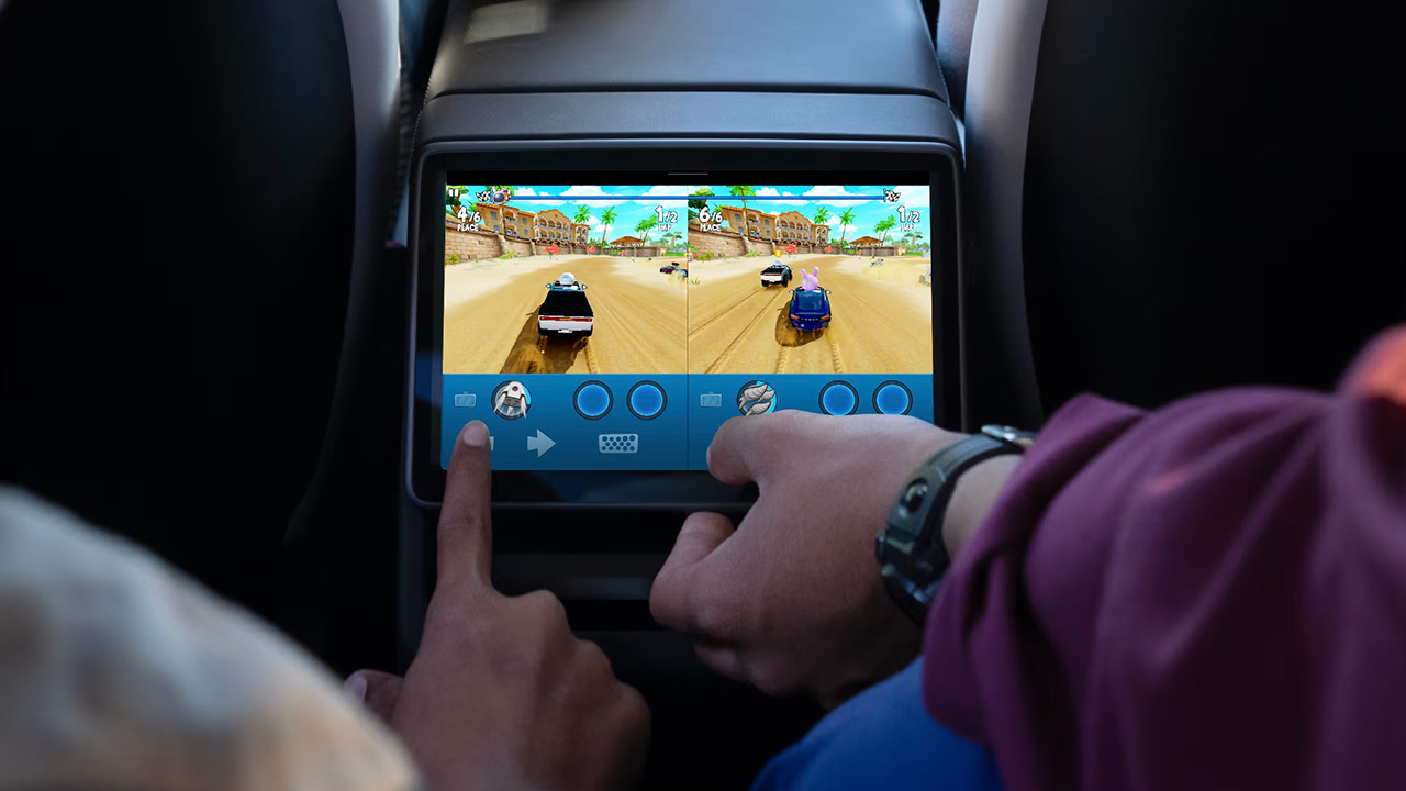 Tesla Model Y interieur met schermen achter Tesla Model Y interieur met schermen achter