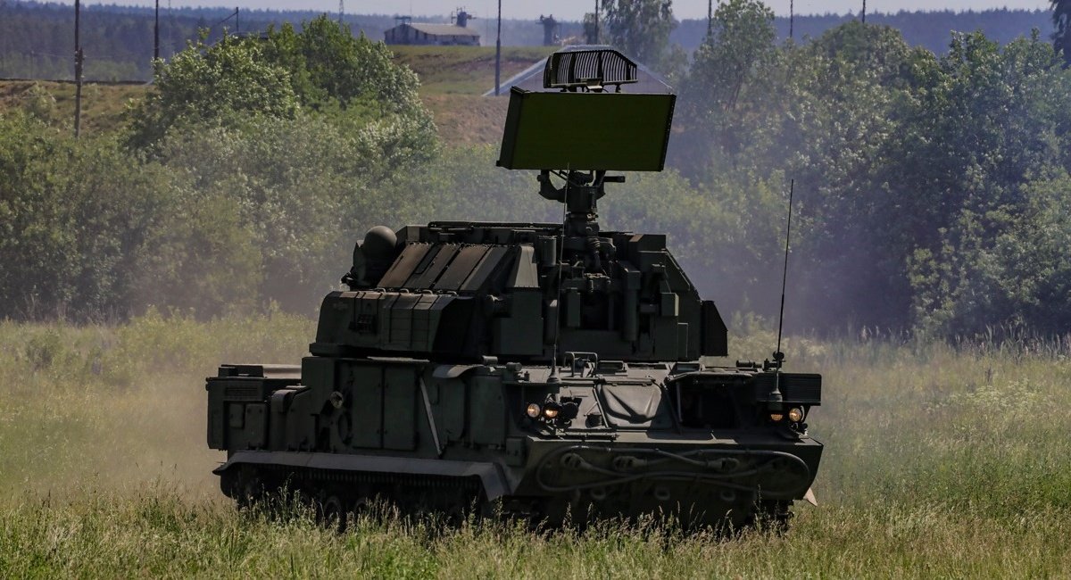 Een FPV-drone van $500 raakte het Tor-M1-systeem van Rusland, dat $25 miljoen kost en gebouwd is om de F-15 Eagle, A-10 Thunderbolt II en AH-64 Apache tegen te gaan. Een FPV-drone van $500 raakte het Tor-M1-systeem van Rusland, dat $25 miljoen kost en gebouwd is om de F-15 Eagle, A-10 Thunderbolt II en AH-64 Apache tegen te gaan.