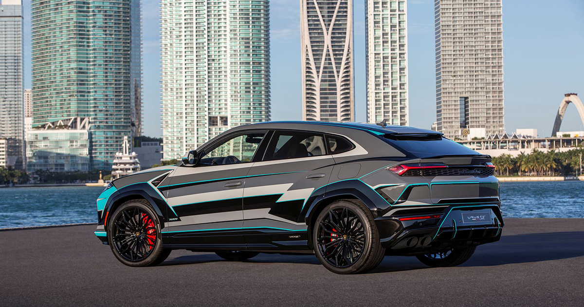 Deel van de unieke lak van de Lamborghini Urus SE Deel van de unieke lak van de Lamborghini Urus SE