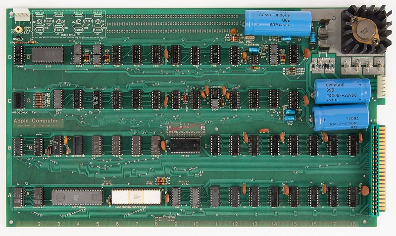 Een werkend exemplaar van de Apple-1 op een veiling. Een werkend exemplaar van de Apple-1 op een veiling.