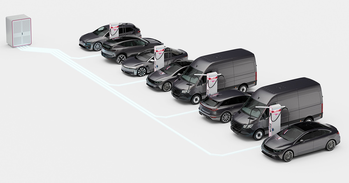 Een elektrisch voertuig opladen op Ionity Een elektrisch voertuig opladen op Ionity