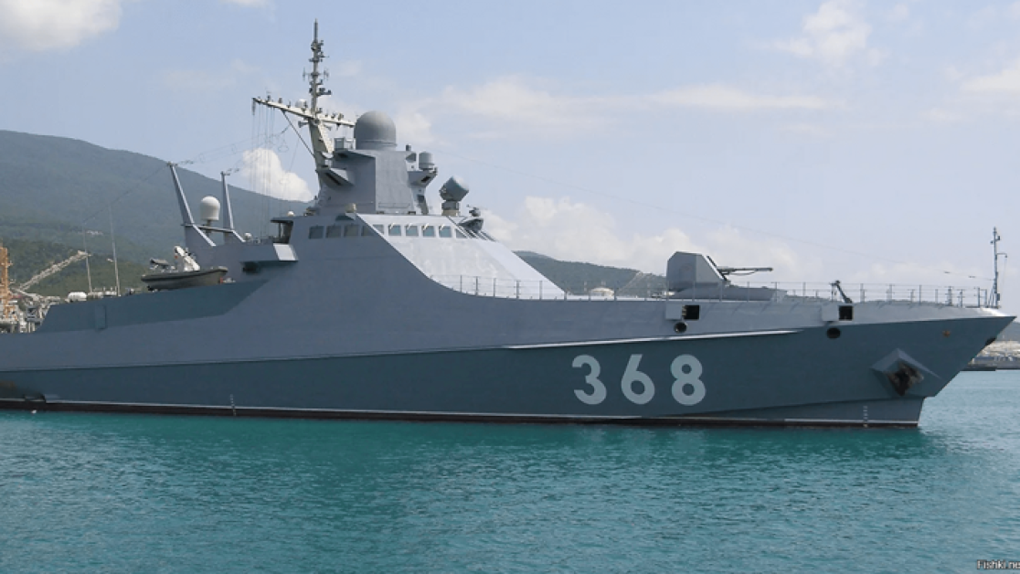 De Oekraïense inlichtingendienst heeft officieel een aanval met een drone bevestigd op het nieuwste schip van Rusland, de Sergei Kotov. Dit schip is in gebruik genomen en kan Kh-35 en Kalibr raketten dragen. De Oekraïense inlichtingendienst heeft officieel een aanval met een drone bevestigd op het nieuwste schip van Rusland, de Sergei Kotov. Dit schip is in gebruik genomen en kan Kh-35 en Kalibr raketten dragen.