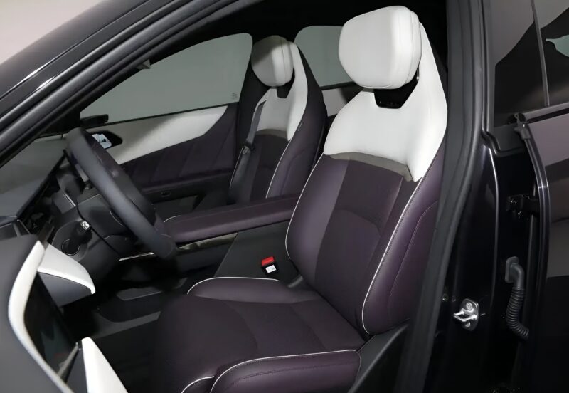 Stijlvol interieur van de Mazda EZ-60 crossover Stijlvol interieur van de Mazda EZ-60 crossover
