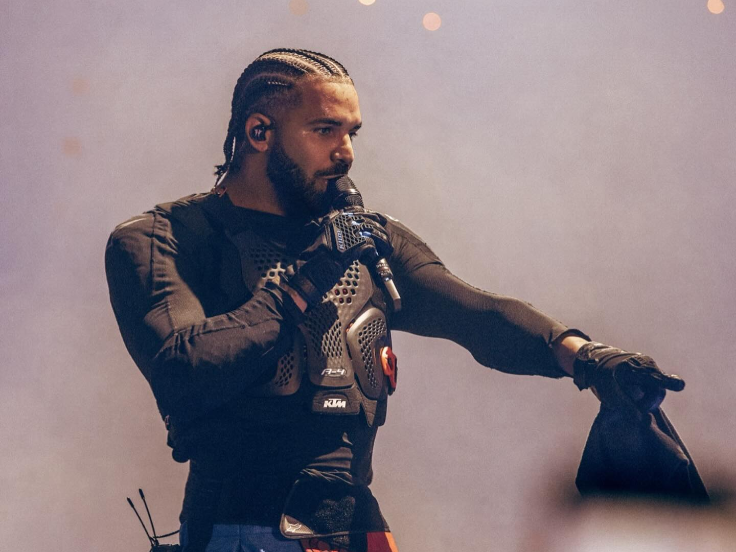 Drake verwijderde een diss track met de AI-vocalen van Tupac na dreiging van een rechtszaak Drake verwijderde een diss track met de AI-vocalen van Tupac na dreiging van een rechtszaak