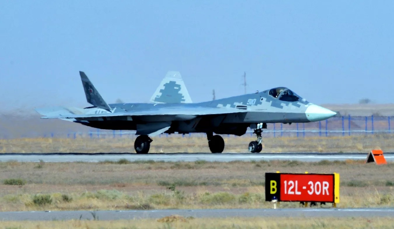In 2027 zal Rusland beginnen met de levering van Su-57 gevechtsvliegtuigen van de vijfde generatie, uitgerust met motoren met variabele stuwkrachtvector van de zesde generatie. In 2027 zal Rusland beginnen met de levering van Su-57 gevechtsvliegtuigen van de vijfde generatie, uitgerust met motoren met variabele stuwkrachtvector van de zesde generatie.