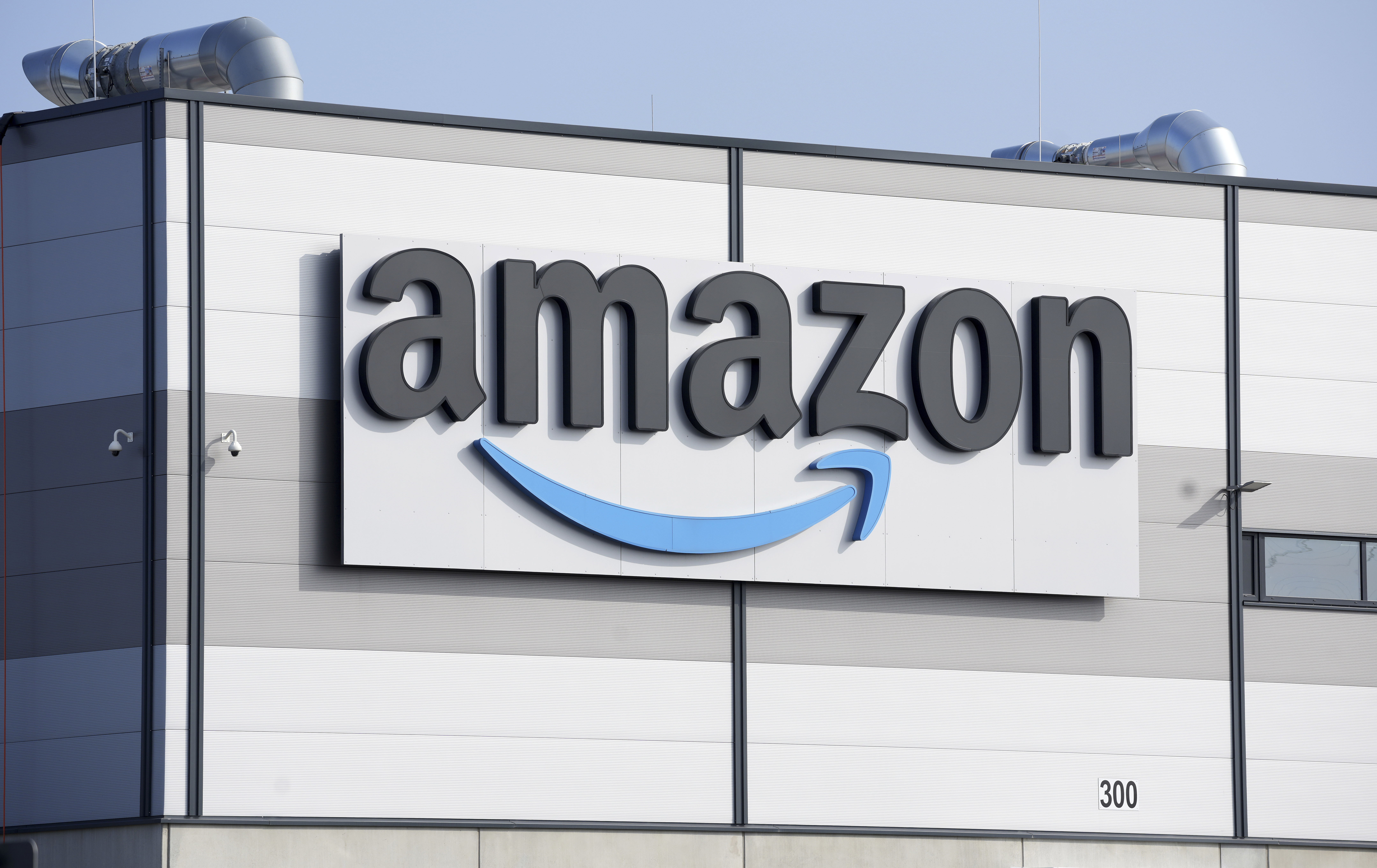 Amazon heeft AI-gestuurde robots in magazijnen geïntroduceerd die het verwerken van bestellingen met 25 procent versnellen Amazon heeft AI-gestuurde robots in magazijnen geïntroduceerd die het verwerken van bestellingen met 25 procent versnellen