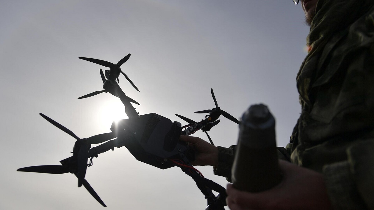 Spectaculaire video: Oekraïense FPV-drones versloegen een colonne Russisch materieel in het grensgebied van de Koersk-regio Spectaculaire video: Oekraïense FPV-drones versloegen een colonne Russisch materieel in het grensgebied van de Koersk-regio