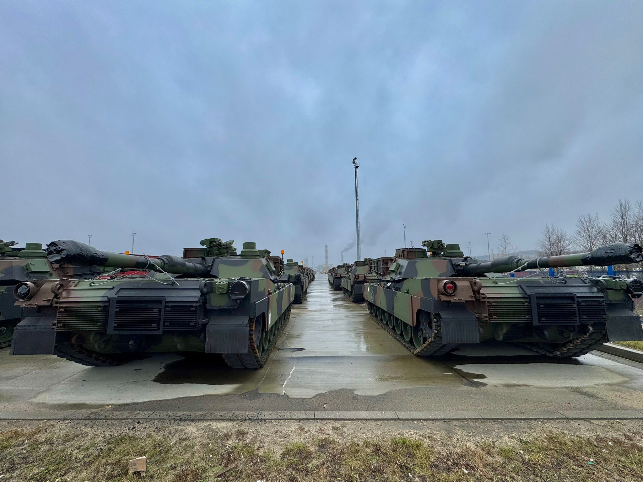 M1A2 SEPv3 Abrams tanks geleverd aan Polen. M1A2 SEPv3 Abrams tanks geleverd aan Polen. Illustratie: Władysław Kosiniak-Kamysz