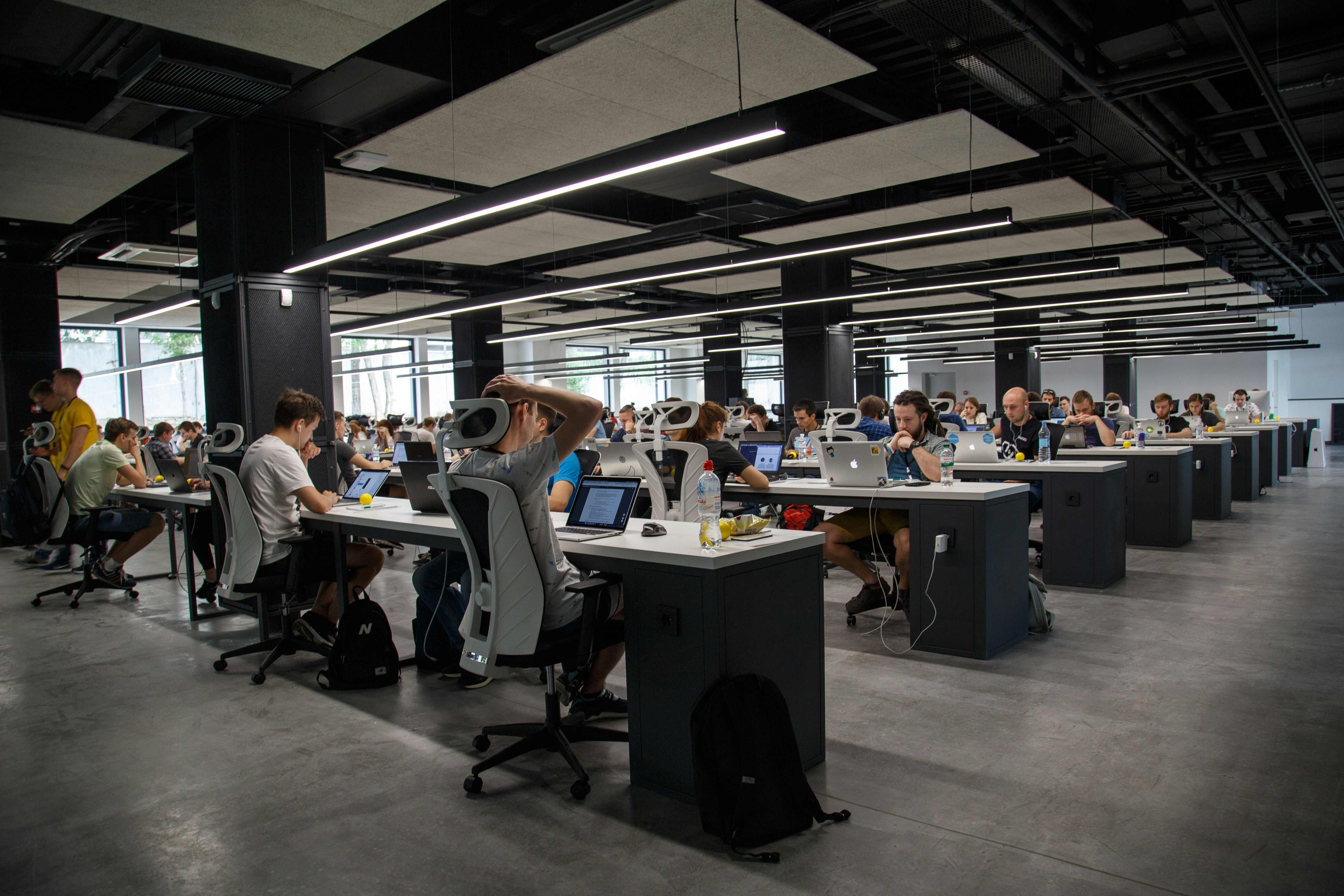AI zal bijna een derde van de werknemers in staat stellen om tegen 2033 over te schakelen op een 4-daagse werkweek - studie AI zal bijna een derde van de werknemers in staat stellen om tegen 2033 over te schakelen op een 4-daagse werkweek - studie