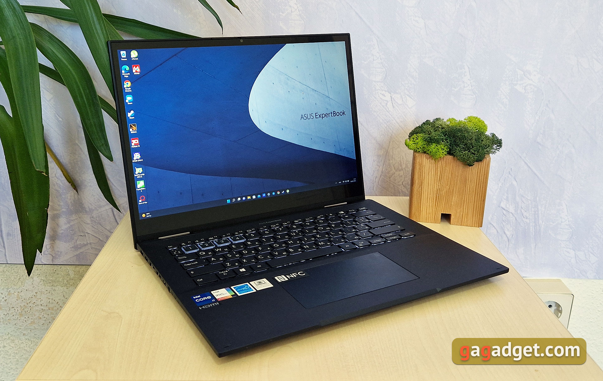 ASUS ExpertBook B7 Flip (B7402FEA) Overzicht: het vlaggenschip bedrijfsnotebook met een robuust chassis ASUS ExpertBook B7 Flip (B7402FEA) Overzicht: het vlaggenschip bedrijfsnotebook met een robuust chassis