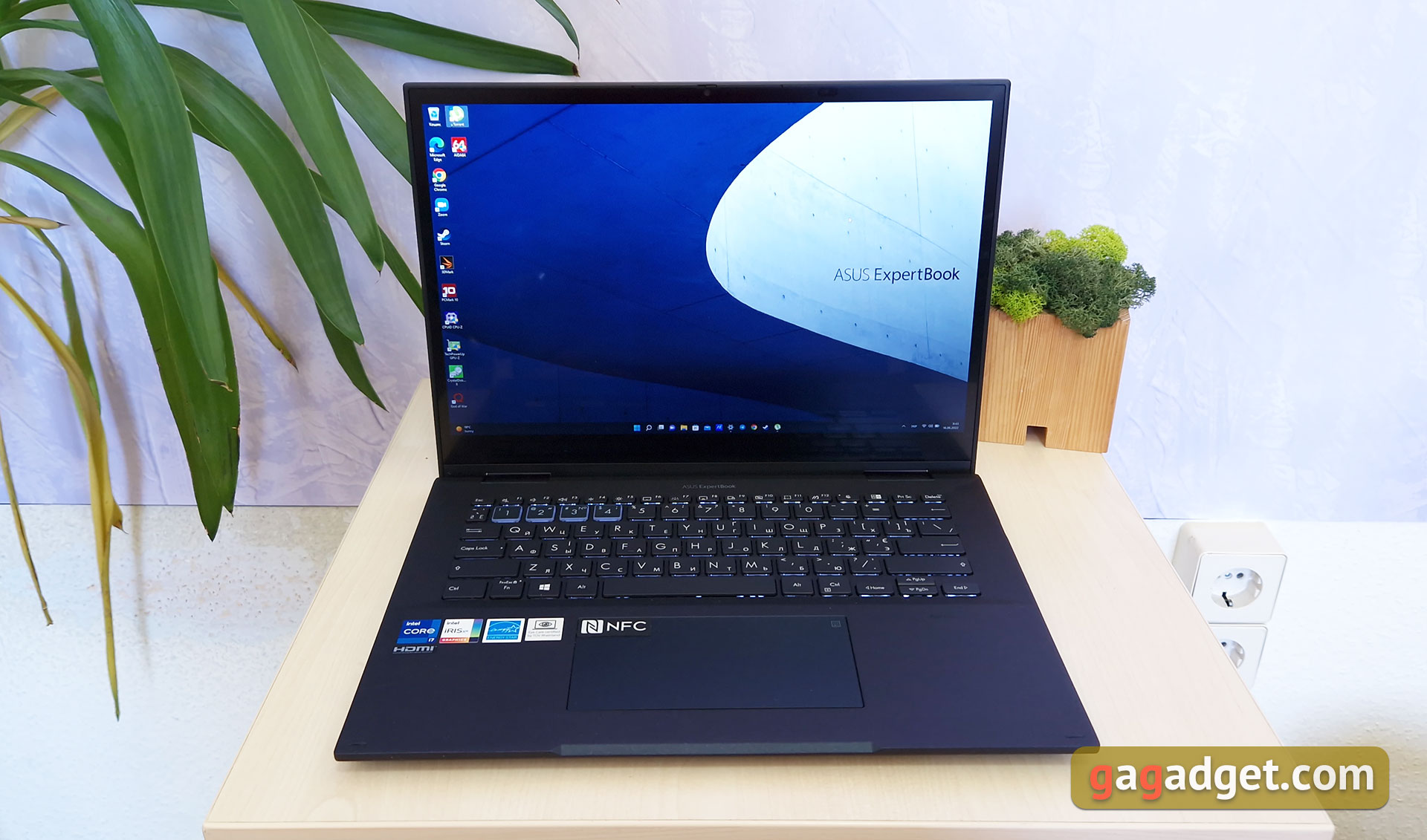 ASUS ExpertBook B7 Flip (B7402FEA) Overzicht: het vlaggenschip bedrijfsnotebook met een robuust chassis-6 ASUS ExpertBook B7 Flip (B7402FEA) Overzicht: het vlaggenschip bedrijfsnotebook met een robuust chassis-6