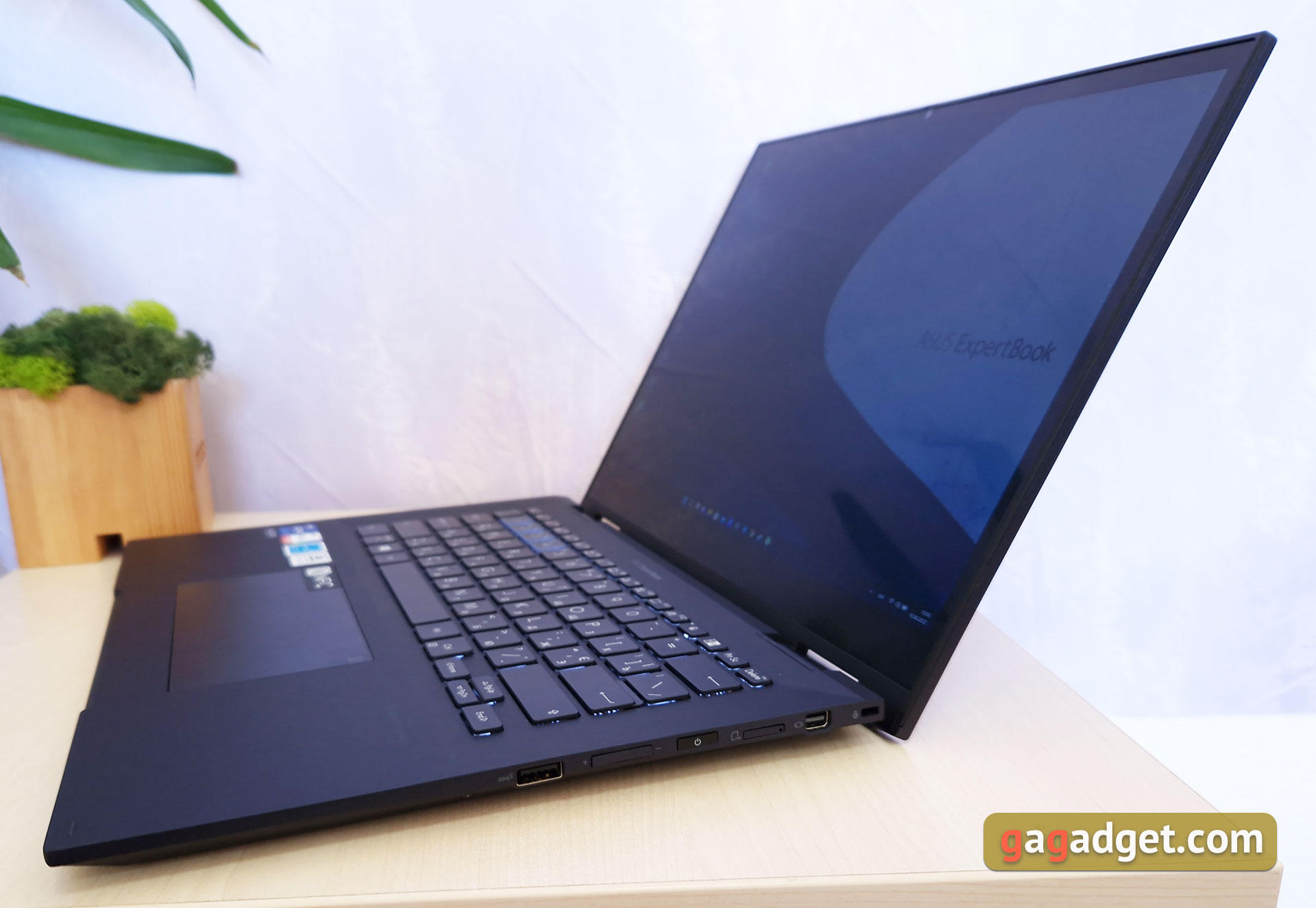 ASUS ExpertBook B7 Flip (B7402FEA) Overzicht: het vlaggenschip bedrijfsnotebook met een robuust chassis-31 ASUS ExpertBook B7 Flip (B7402FEA) Overzicht: het vlaggenschip bedrijfsnotebook met een robuust chassis-31