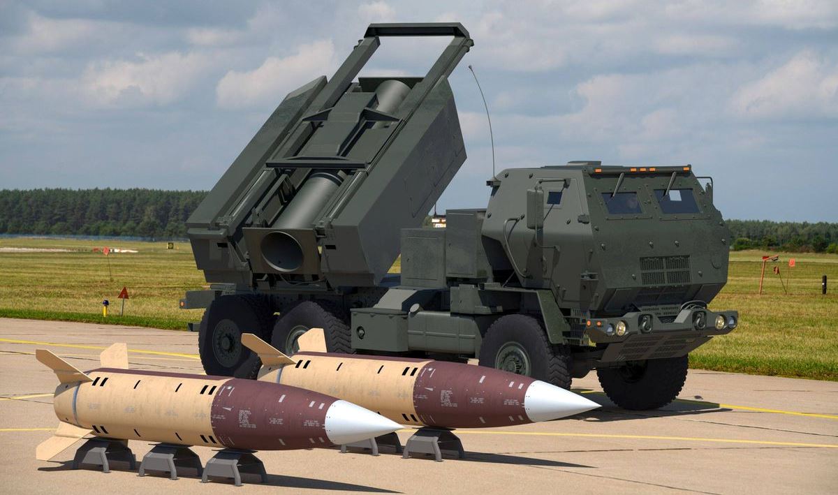 M142 HIMARS en ATACMS M142 HIMARS en ATACMS. Illustratie: Mariusz Burcz