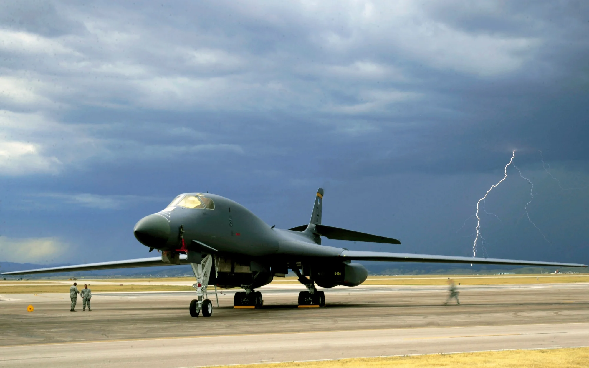 De Amerikaanse luchtmacht heeft supersonische strategische bommenwerpers naar Azië gestuurd voor militaire oefeningen met Japan en de Republiek Korea. De Amerikaanse luchtmacht heeft supersonische strategische bommenwerpers naar Azië gestuurd voor militaire oefeningen met Japan en de Republiek Korea.