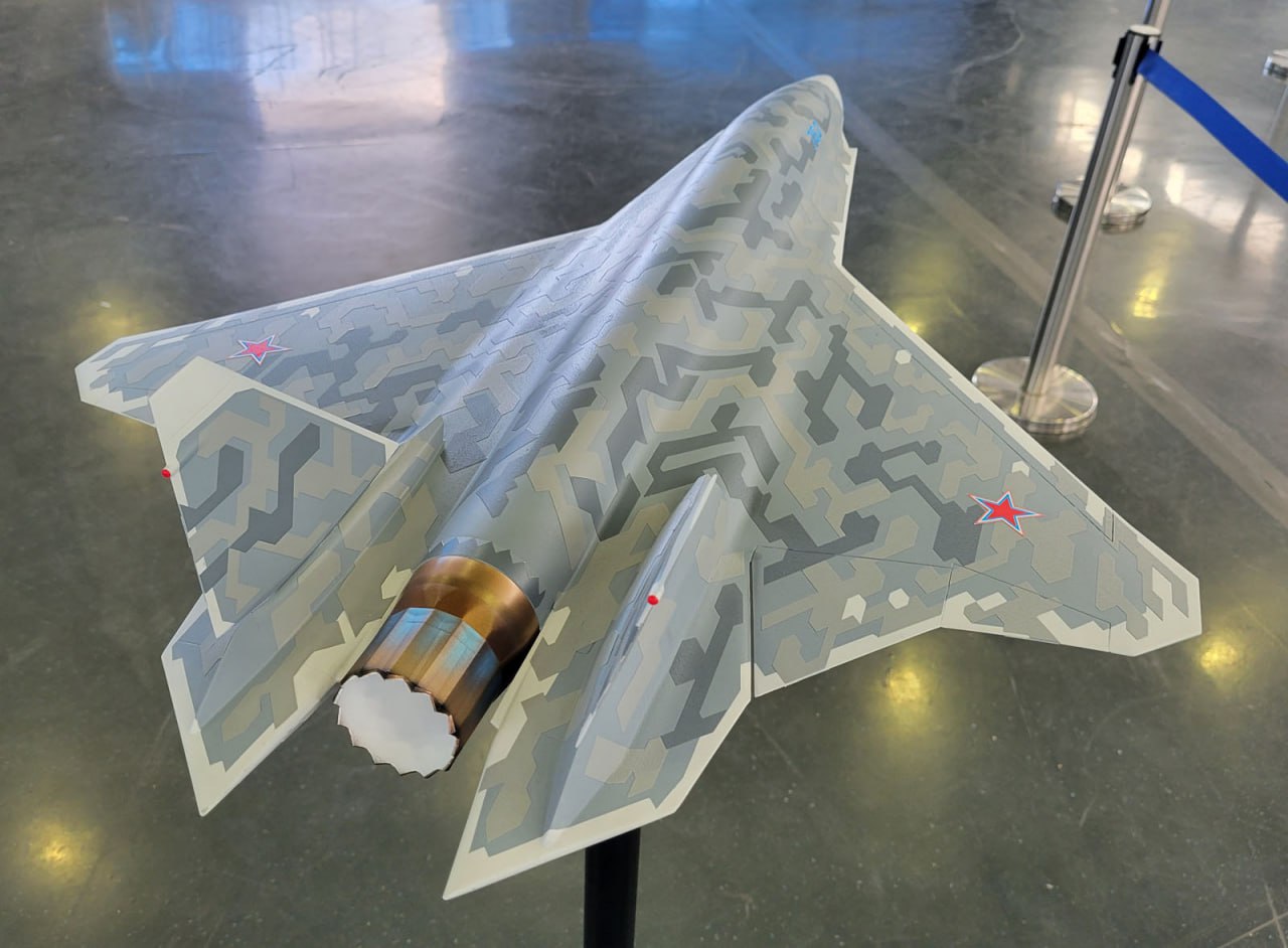 De Russen hebben voor het eerst laten zien hoe de onbemande versie van het Su-75 Checkmate gevechtsvliegtuig van de vijfde generatie eruit zal zien.-2 De Russen hebben voor het eerst laten zien hoe de onbemande versie van het Su-75 Checkmate gevechtsvliegtuig van de vijfde generatie eruit zal zien.-2