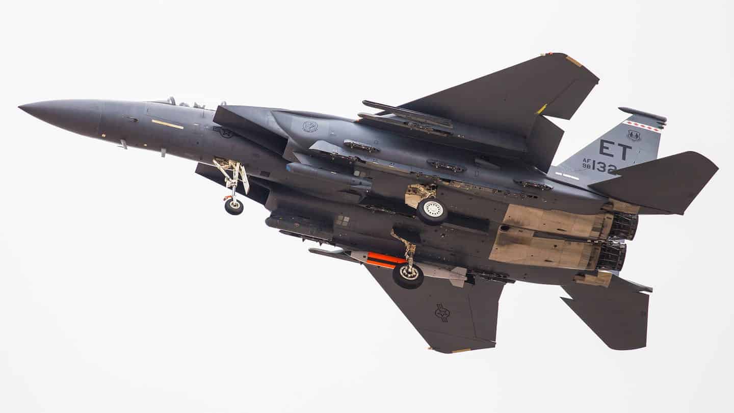 Een B61-12 bom op een F-15E Strike Eagle vliegtuig. Illustratie: De aandrijving