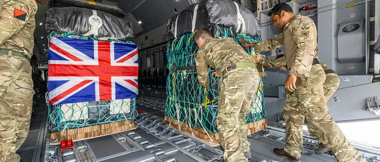Illustratie van het Britse leger Het Britse leger, dat militaire bijstand verleent aan Oekraïne