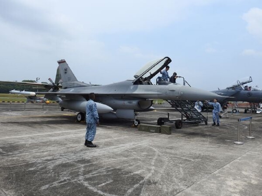 De luchtmacht van Singapore heeft publiekelijk bevestigd dat haar gemoderniseerde F-16 Fighting Falcon gevechtsvliegtuigen bewapend zijn met Python 5 raketten van de vierde generatie met een bereik van 20 km. De luchtmacht van Singapore heeft publiekelijk bevestigd dat haar gemoderniseerde F-16 Fighting Falcon gevechtsvliegtuigen bewapend zijn met Python 5 raketten van de vierde generatie met een bereik van 20 km.