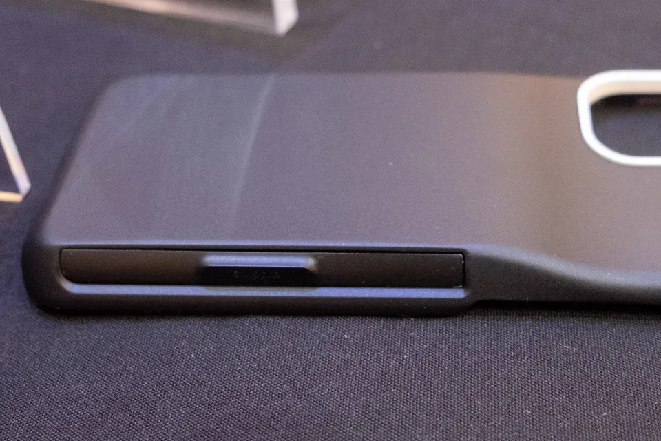 Een vervangbare batterij in de Swippitt Link-koffer. Illustratie: Engadget Een vervangbare batterij in de Swippitt Link-koffer. Illustratie: Engadget