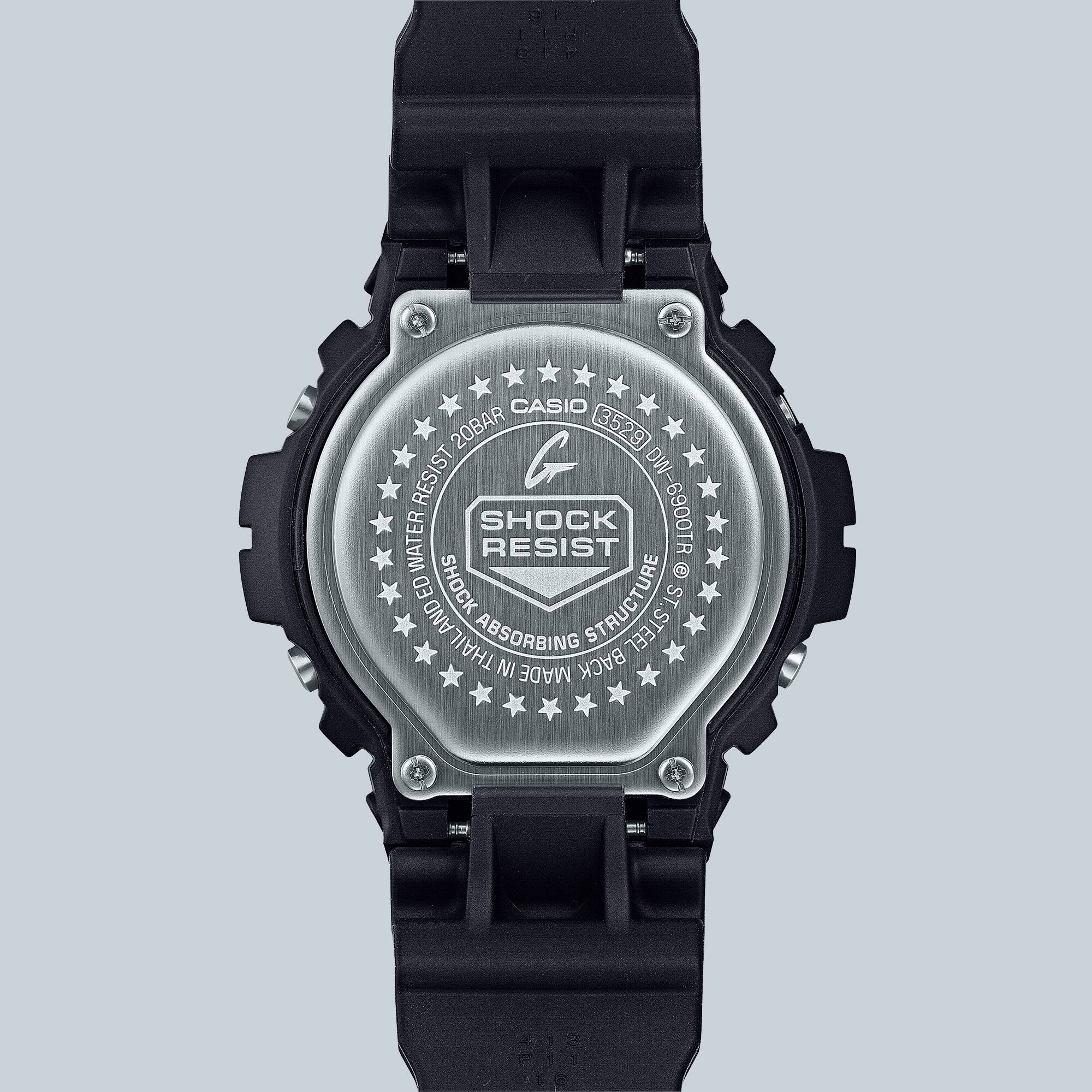 De achterkant van het Casio G-Shock DW-6900TR horloge met het Shock Resist logo De achterkant van het Casio G-Shock DW-6900TR horloge met het Shock Resist logo