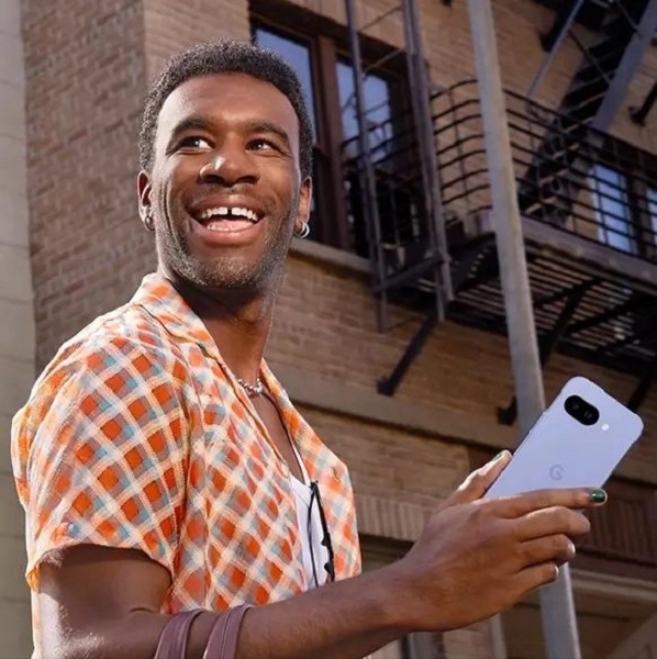 Render van Google Pixel 9a in porseleinkleur Render van Google Pixel 9a in porseleinkleur