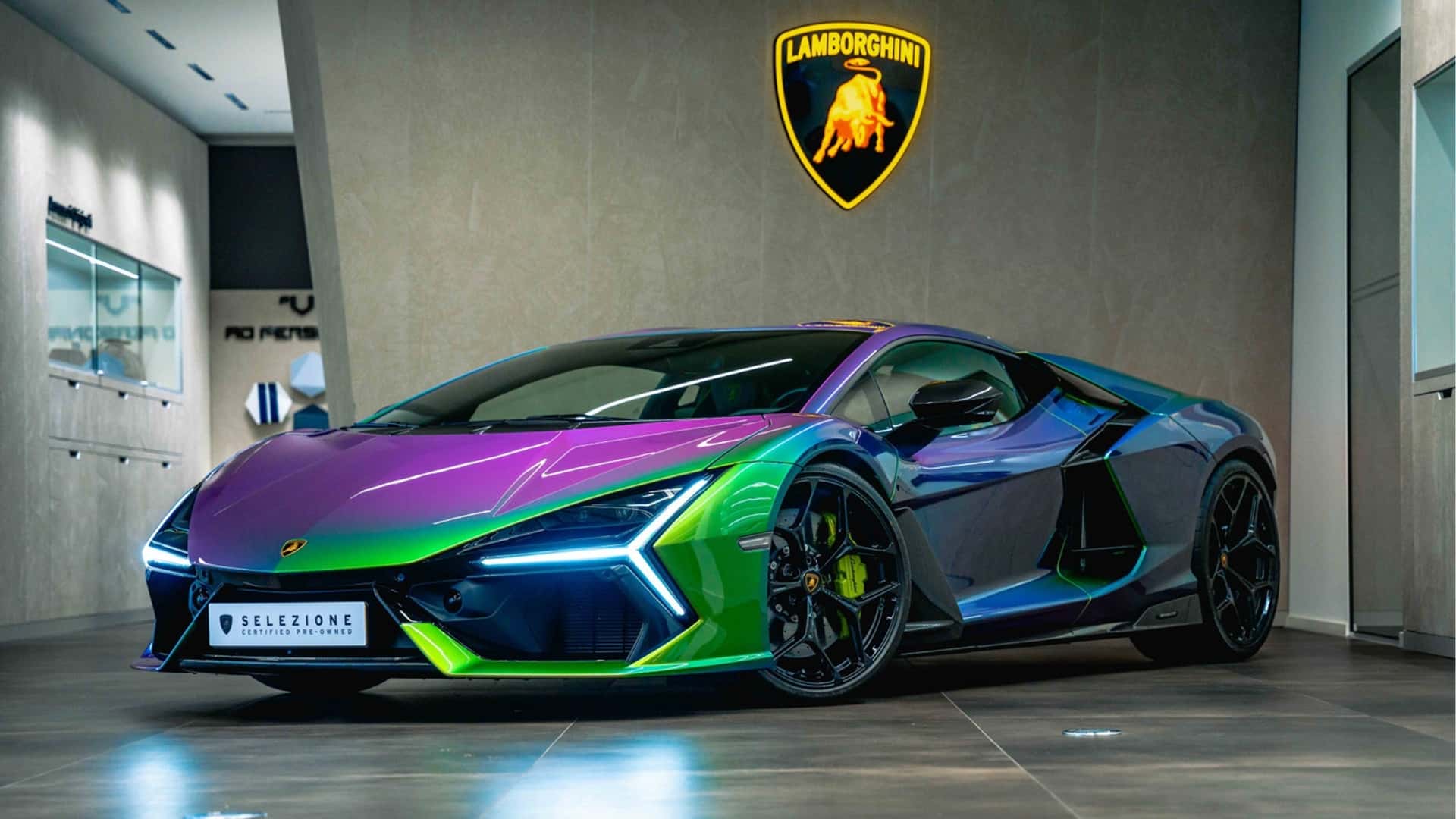 Lamborghini Revuelto met een knabbeltje van kleur Lamborghini Revuelto met een knabbeltje van kleur