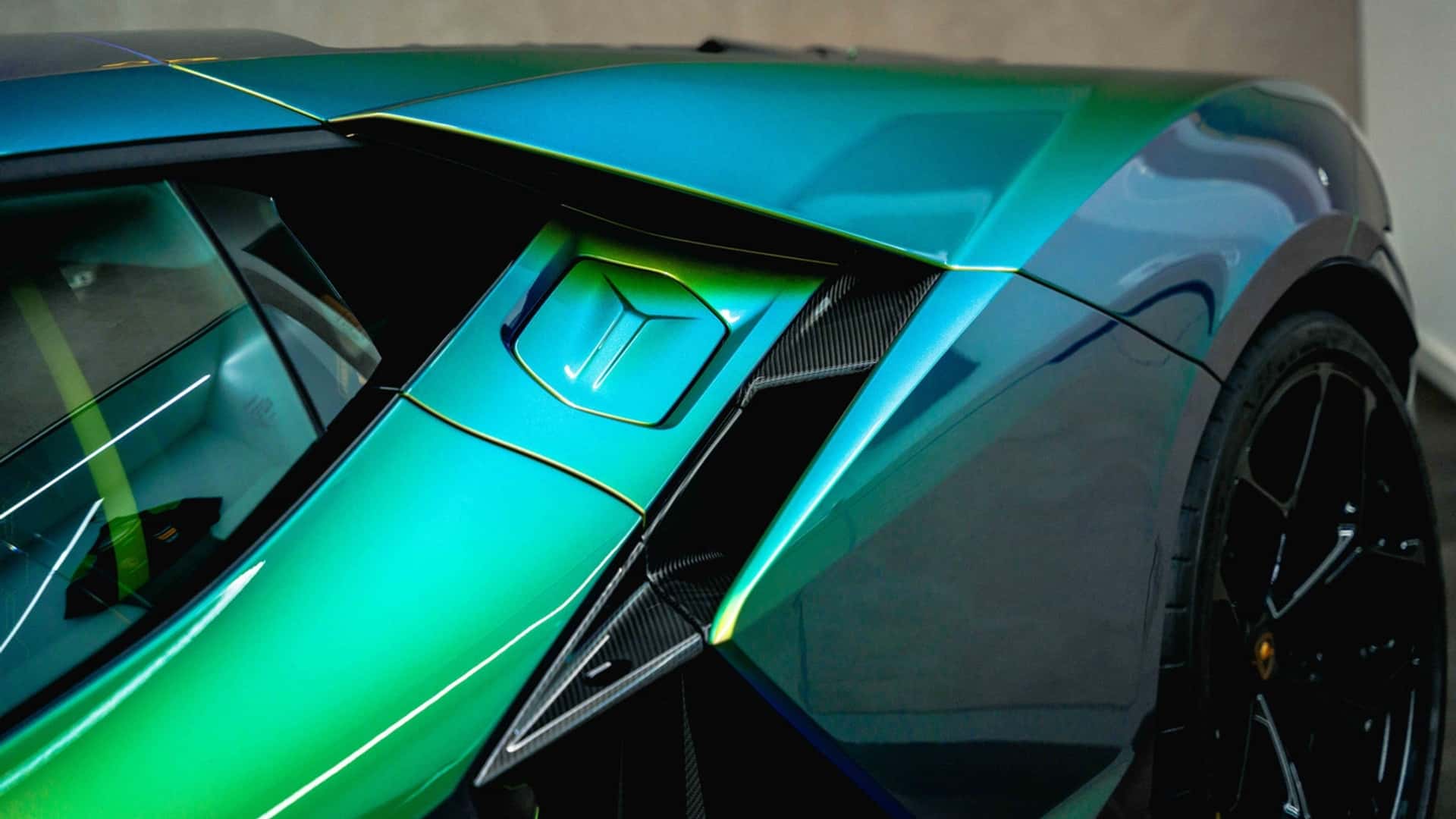 Lamborghini Revuelto met een knabbeltje van kleur Lamborghini Revuelto met een knabbeltje van kleur
