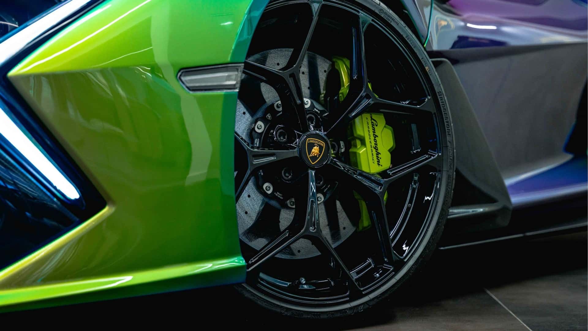Lamborghini Revuelto met een knabbeltje van kleur Lamborghini Revuelto met een knabbeltje van kleur