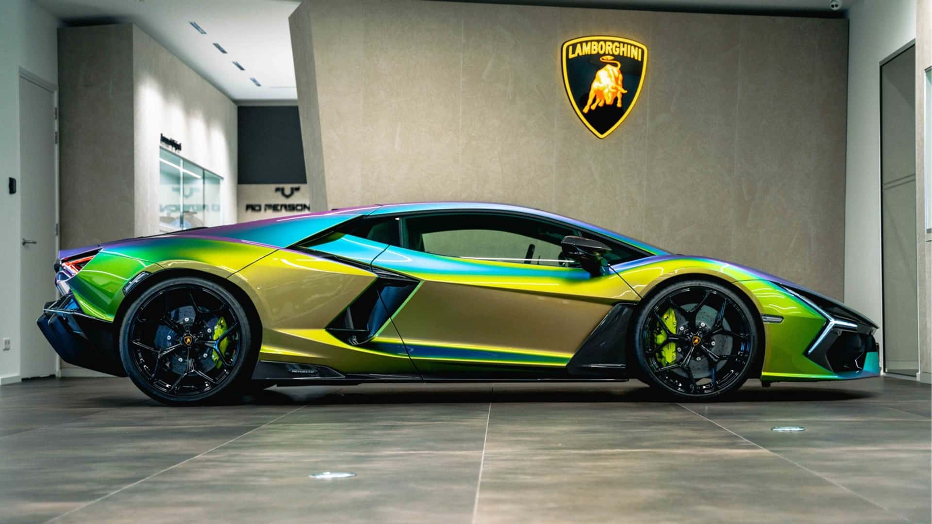 Lamborghini Revuelto met een knabbeltje van kleur Lamborghini Revuelto met een knabbeltje van kleur