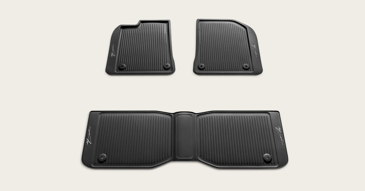 De vernieuwde all-weather matten van Lucid hebben gaten om ze aan de vloer van de auto te bevestigen. Bijgewerkte Lucid all-weather matten