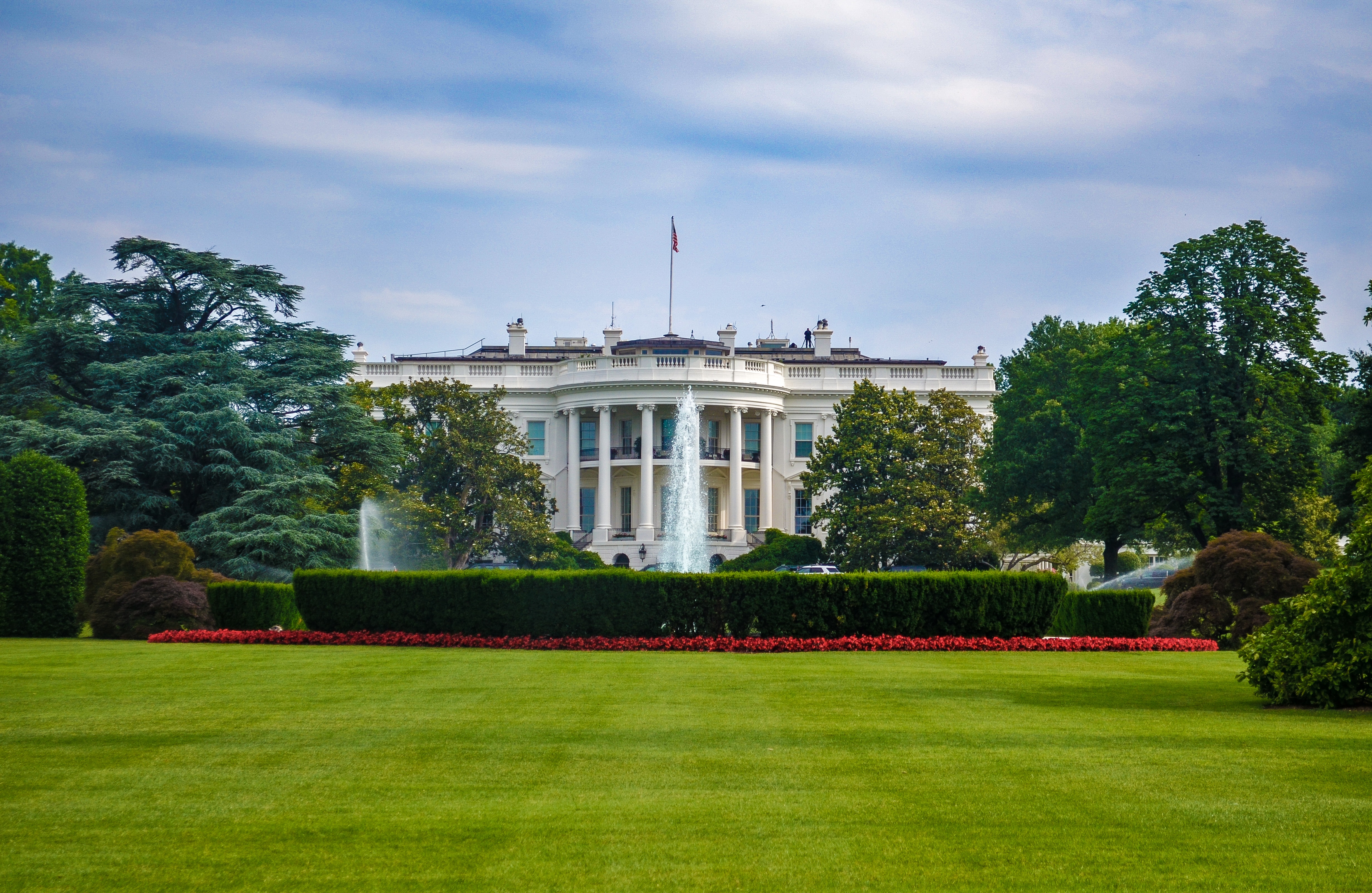 Biden ondertekent executieve order over regels voor generatieve AI, waardoor federale agentschappen veiligheidsrichtlijnen moeten ontwikkelen Biden ondertekent executieve order over regels voor generatieve AI, waardoor federale agentschappen veiligheidsrichtlijnen moeten ontwikkelen