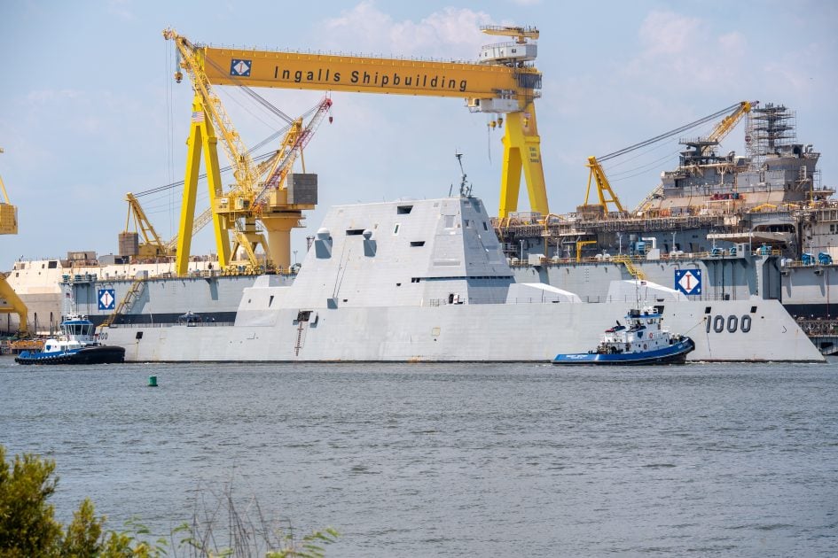 De USS Zumwalt, Amerika's meest geavanceerde destroyer, is aangekomen op de scheepswerf voor de installatie van het Conventional Prompt Strike niet-nucleaire hypersonische wapen. De USS Zumwalt, Amerika's meest geavanceerde destroyer, is aangekomen op de scheepswerf voor de installatie van het Conventional Prompt Strike niet-nucleaire hypersonische wapen.
