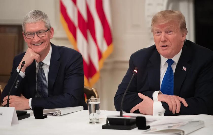 Donald Trump en Tim Cook. Illustratie: Saul Loeb/AFP/Getty Images Donald Trump en Tim Cook op het World Economic Forum